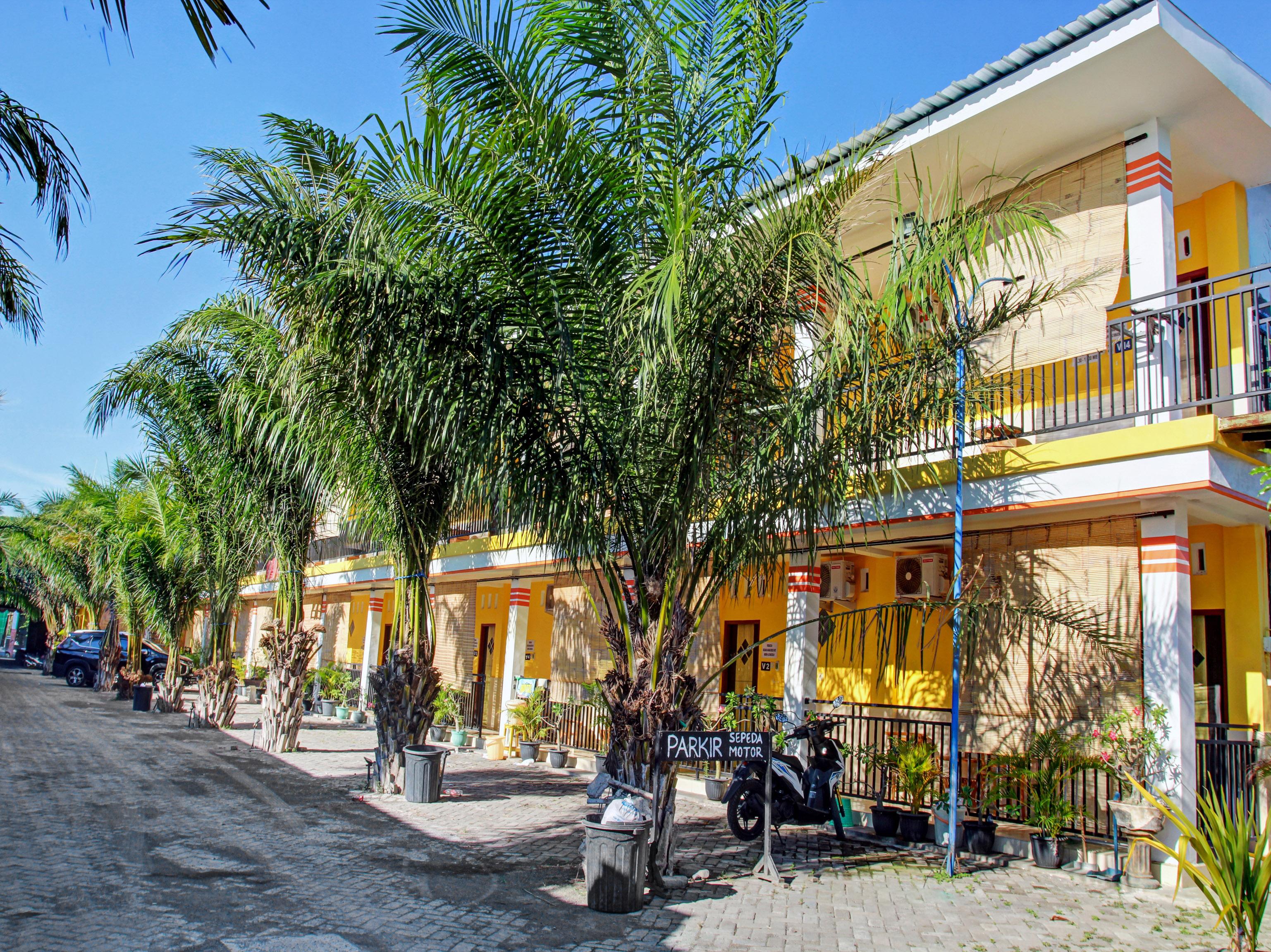 OYO 90065 Homestay Barokah Park Cotek Bagian luar foto