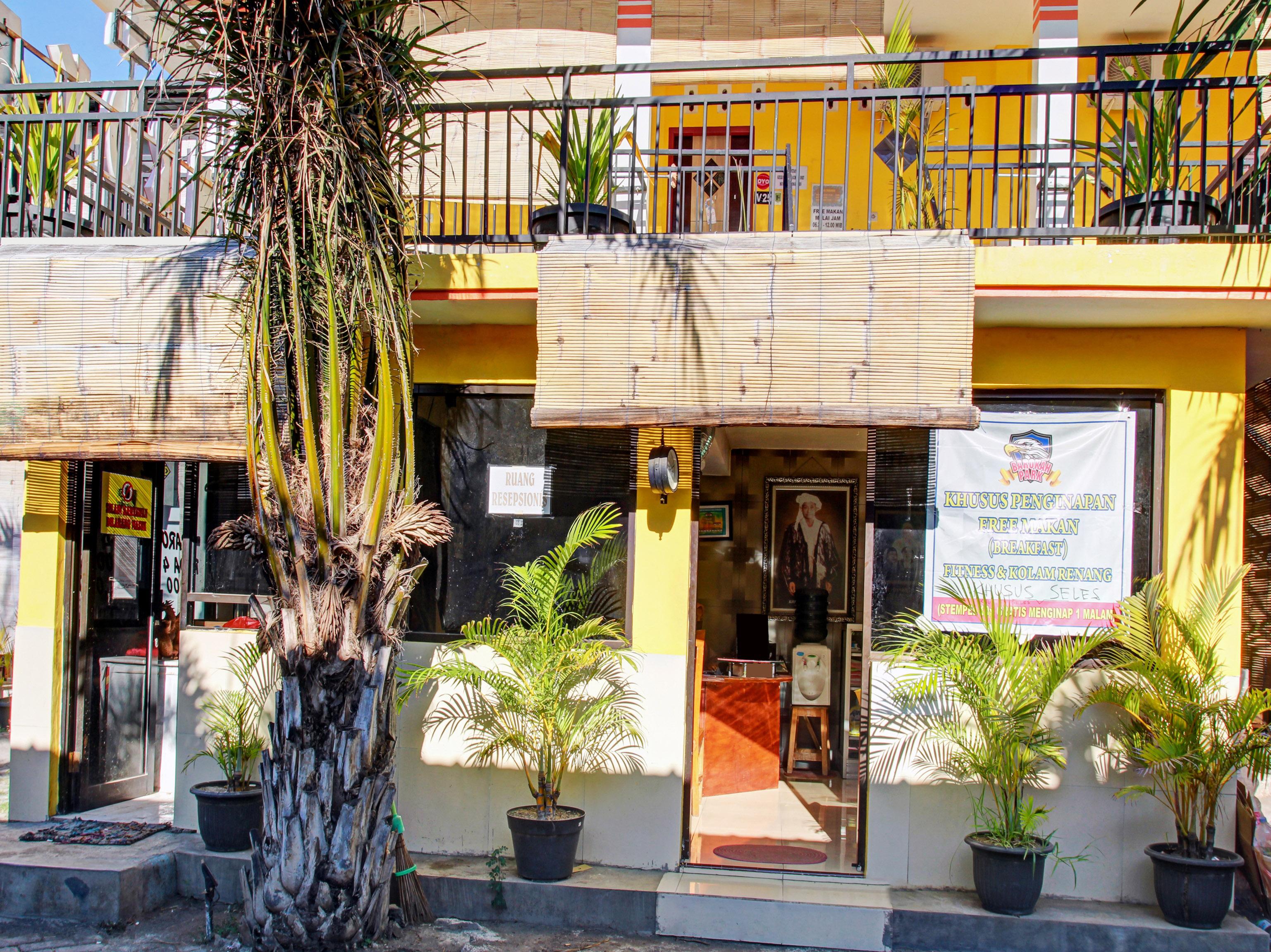 OYO 90065 Homestay Barokah Park Cotek Bagian luar foto
