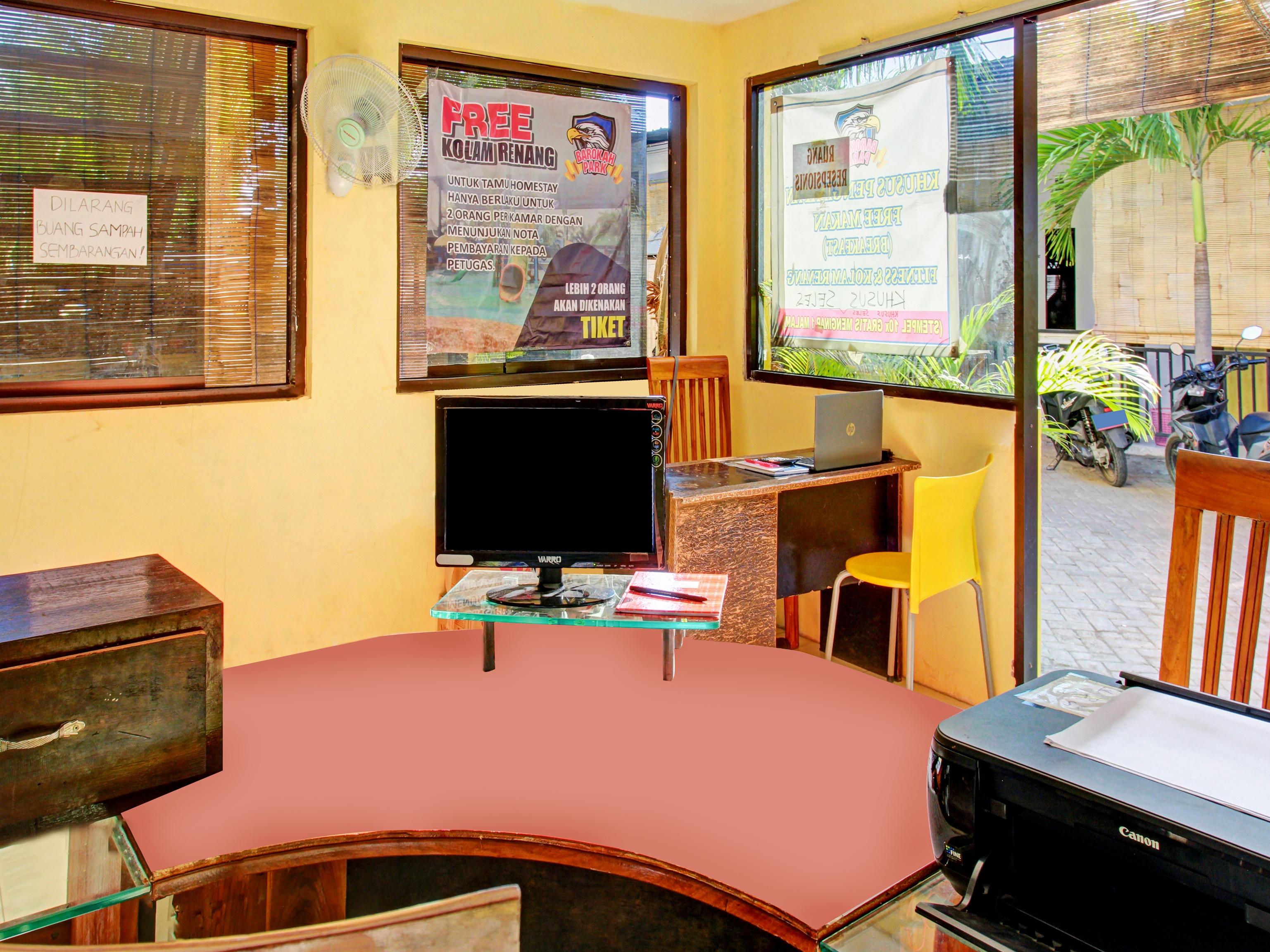 OYO 90065 Homestay Barokah Park Cotek Bagian luar foto