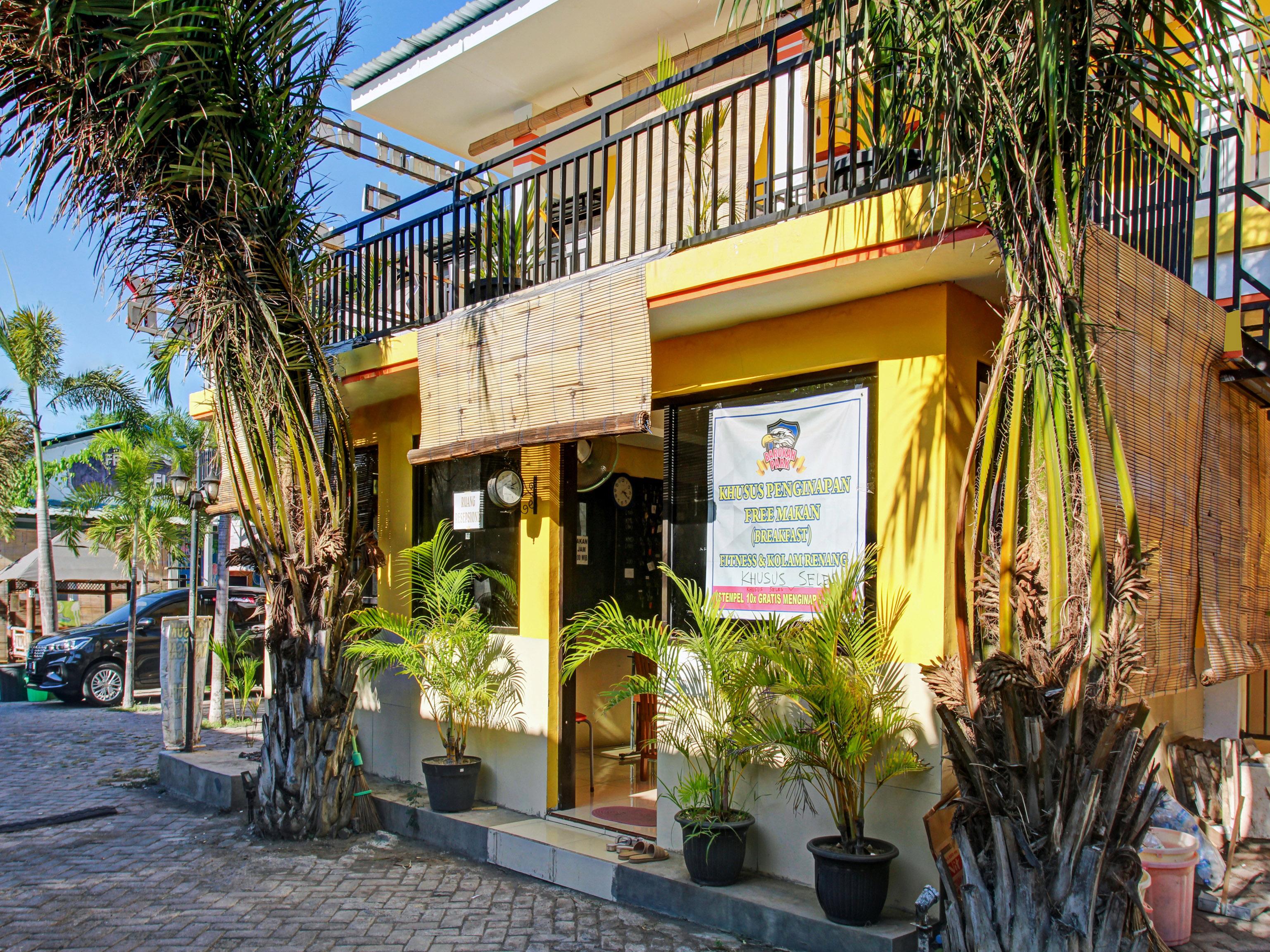 OYO 90065 Homestay Barokah Park Cotek Bagian luar foto