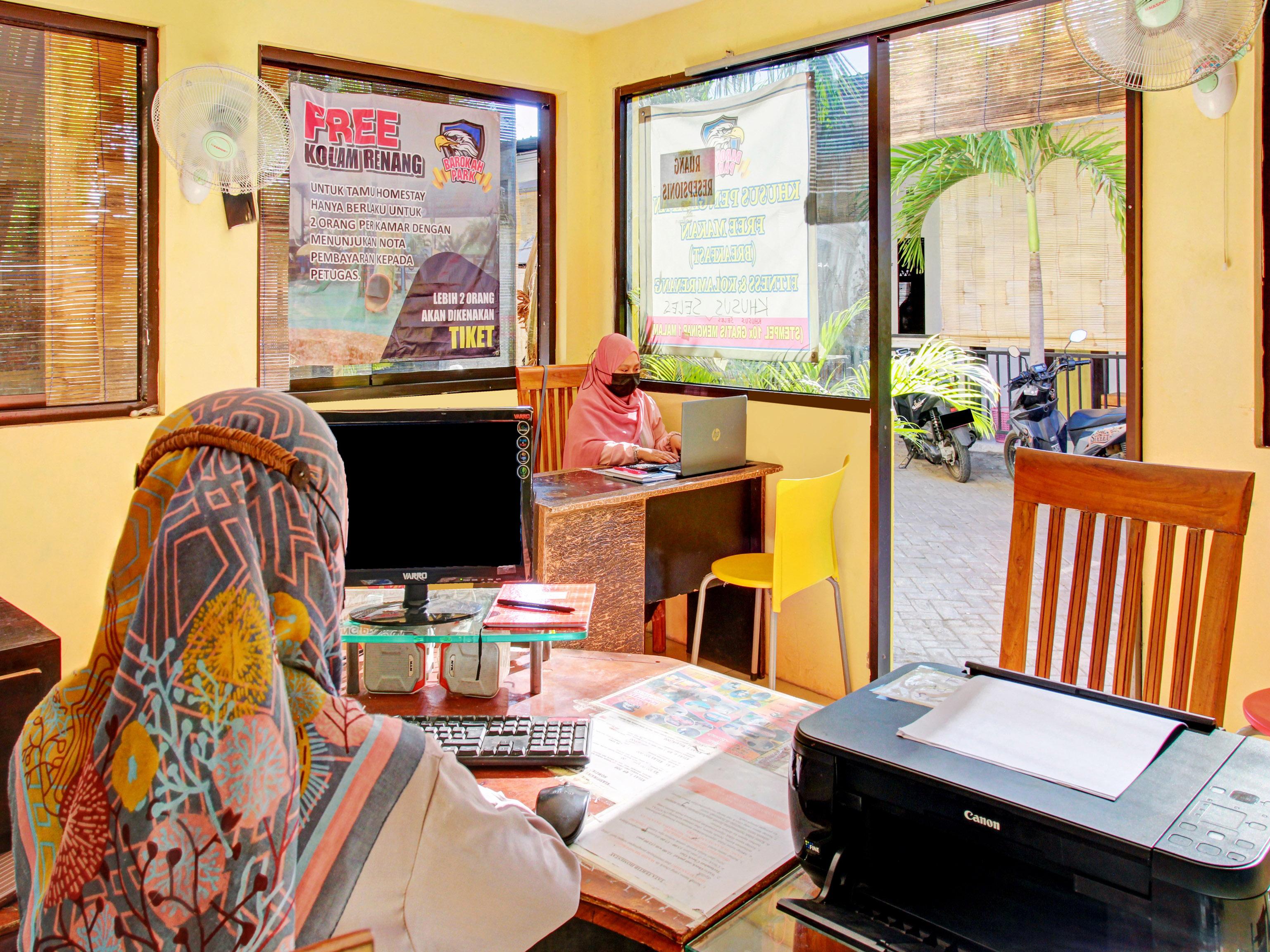 OYO 90065 Homestay Barokah Park Cotek Bagian luar foto