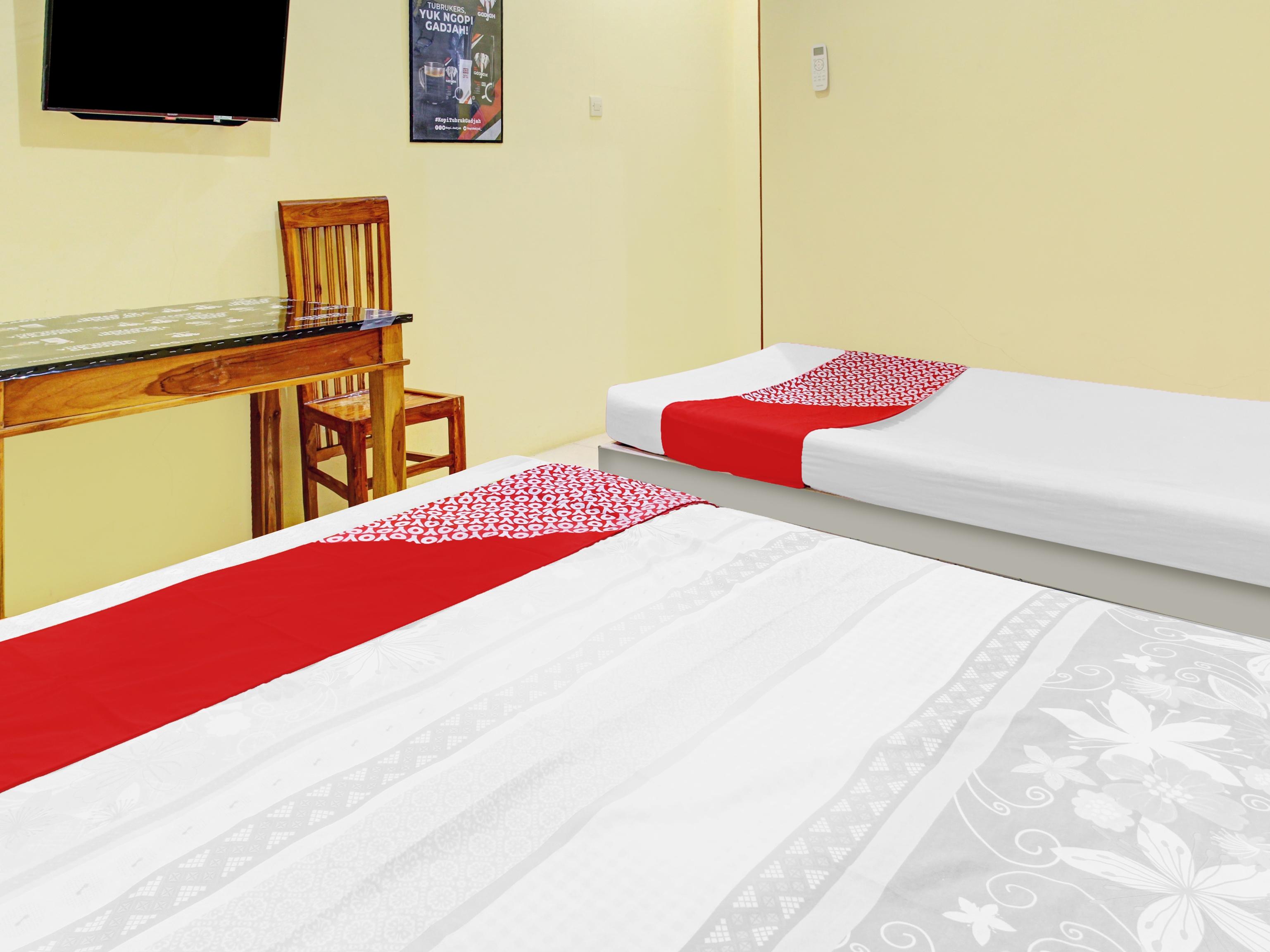 OYO 90065 Homestay Barokah Park Cotek Bagian luar foto